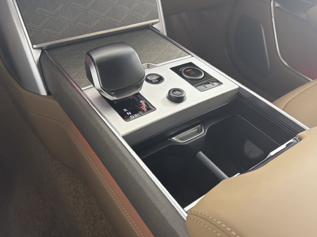 New 2027 Land Rover Range Rover SV AWD/4WD image 22