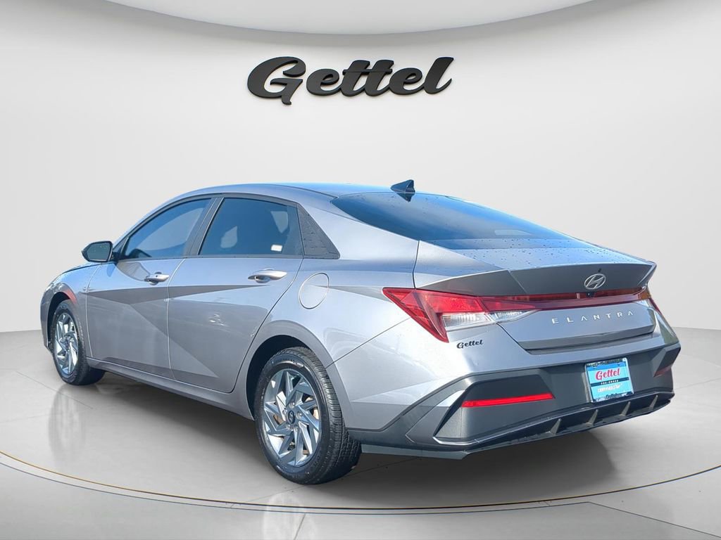 Certified 2024 Hyundai Elantra SEL FWD image 7