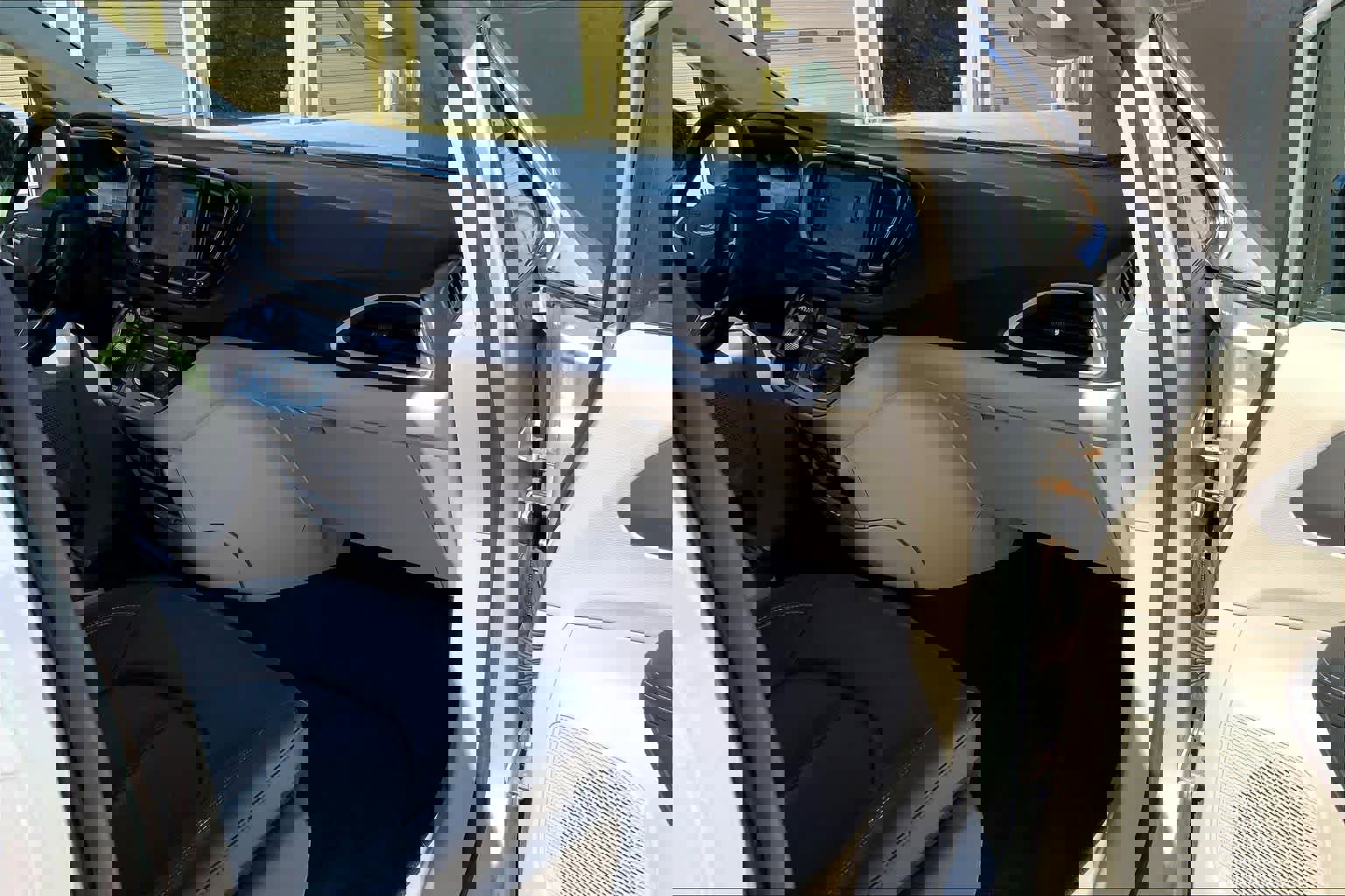 Used 2024 Chrysler Pacifica Touring-L FWD image 19