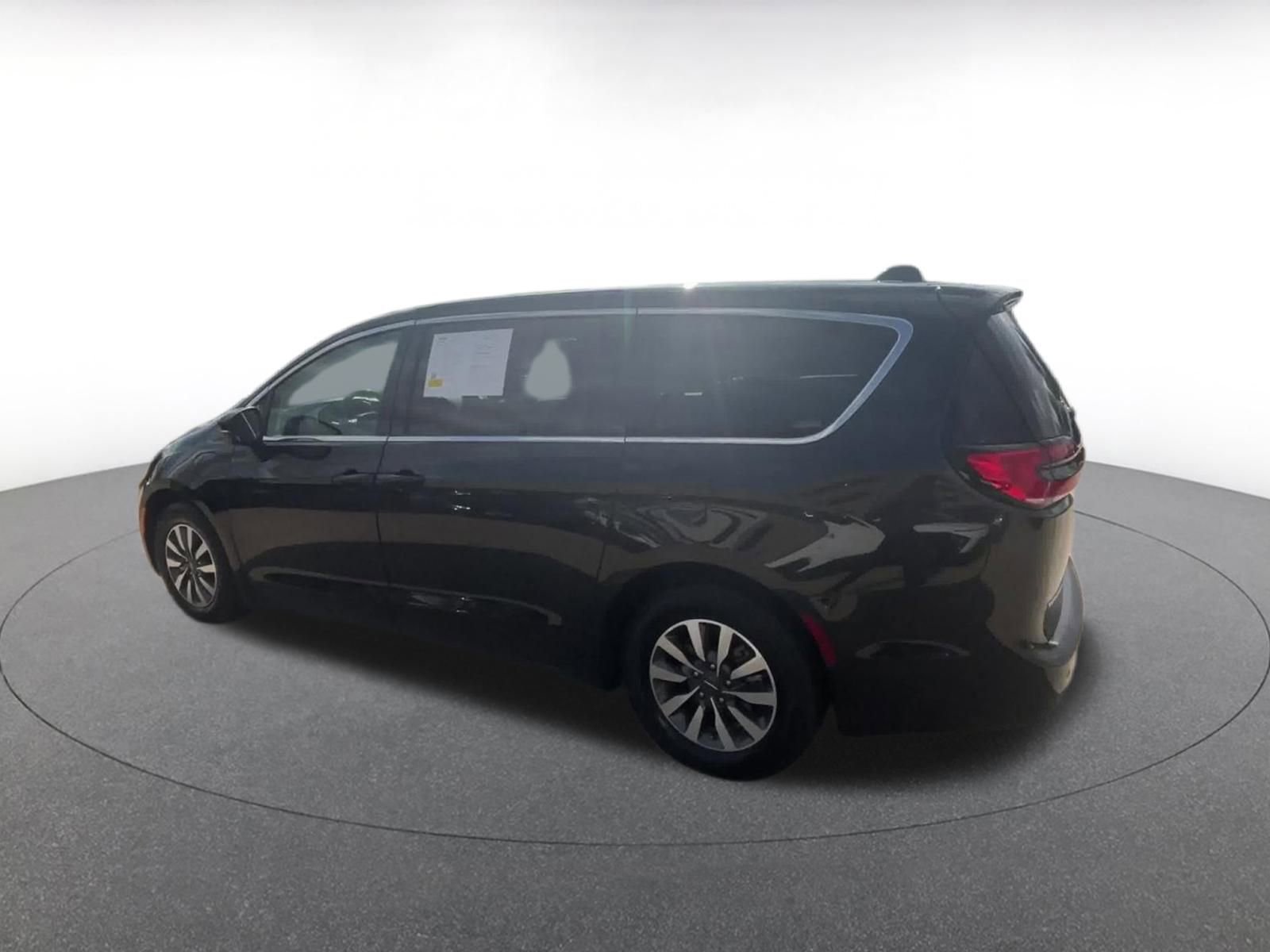 Used 2023 Chrysler Pacifica Touring-L image 10