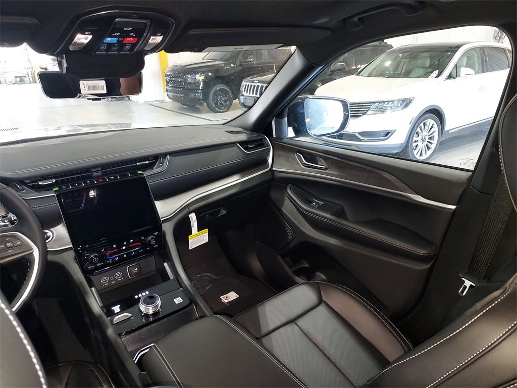 New 2025 Jeep Grand Cherokee Limited w/ Luxury Tech Group II image 11