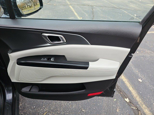 Used 2022 Kia Carnival LX image 15