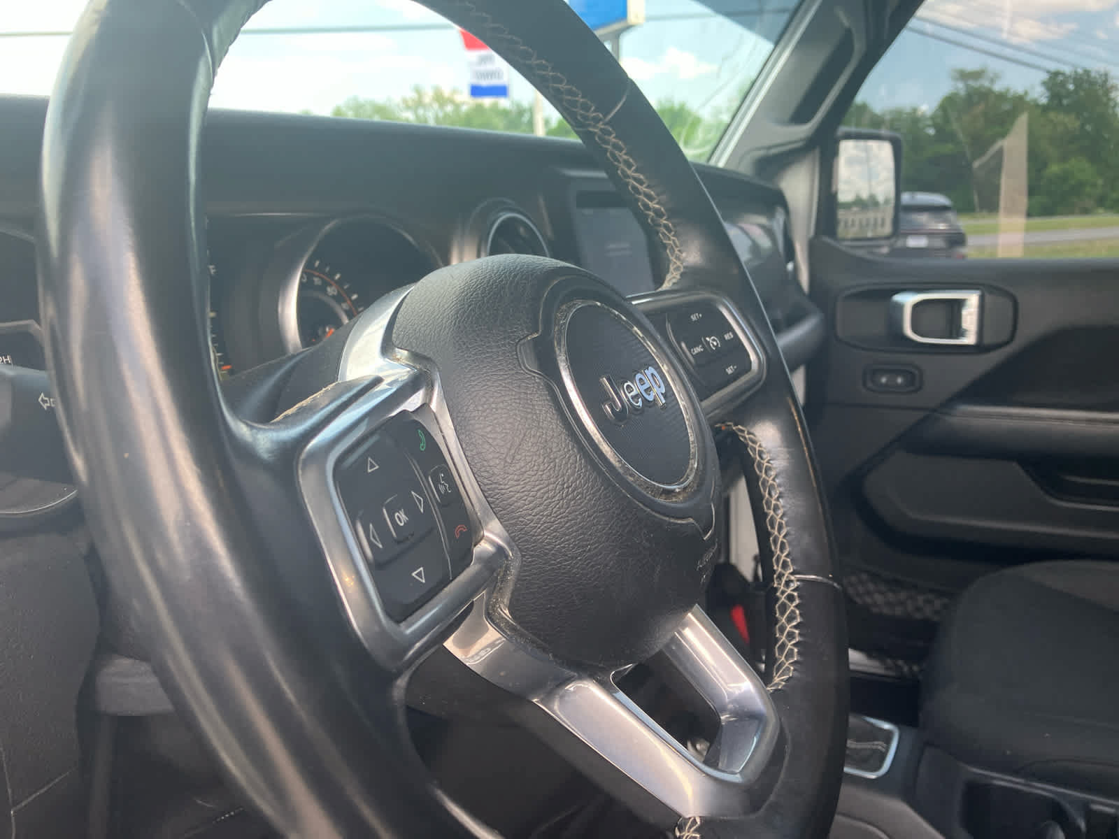 Used 2020 Jeep Wrangler Unlimited Sahara AWD/4WD image 9