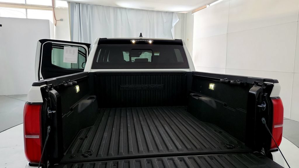 Used 2025 Toyota Tacoma SR5 AWD/4WD image 27