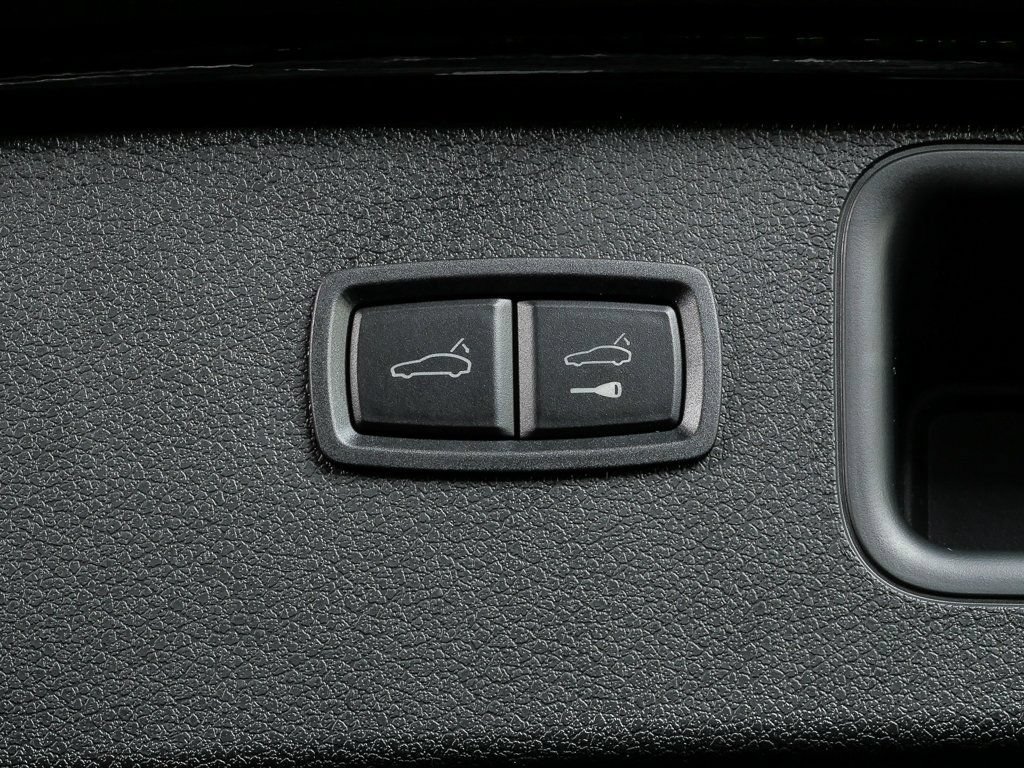 Certified 2026 Porsche Macan AWD/4WD image 32