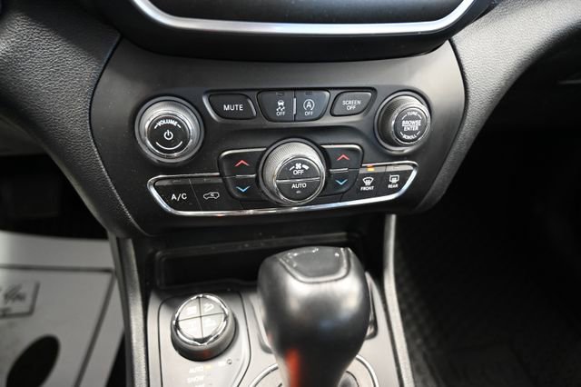 Used 2022 Jeep Cherokee Trailhawk AWD/4WD image 18
