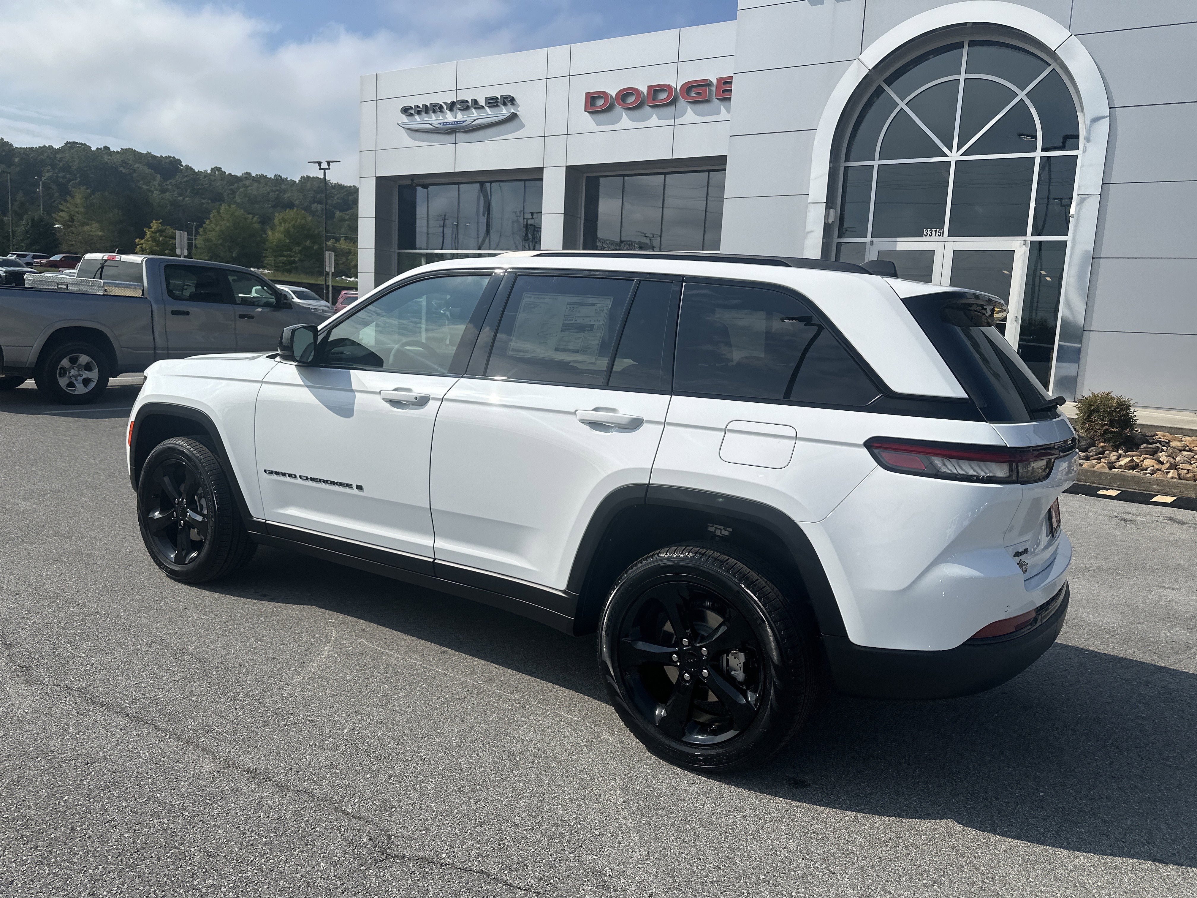 New 2025 Jeep Grand Cherokee Limited w/ Black Appearance Package AWD/4WD image 10