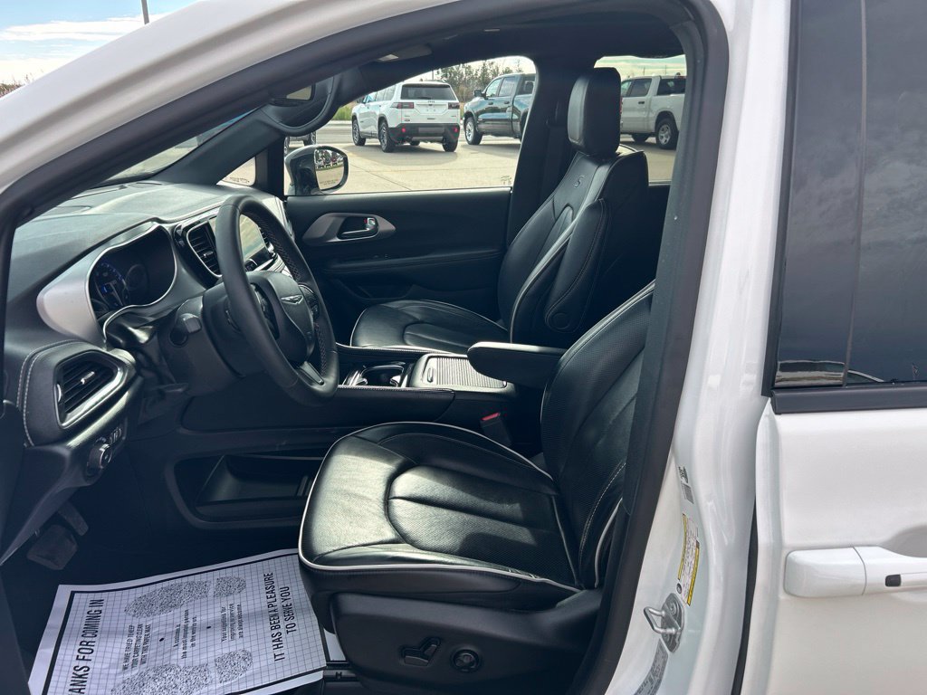 Used 2025 Chrysler Pacifica Limited FWD image 9