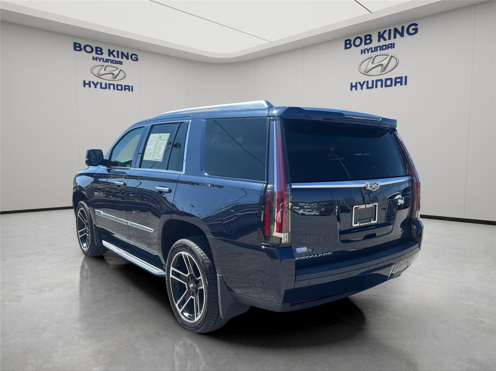 Used 2017 Cadillac Escalade 4WD w/ LPO, Radiant Package image 3