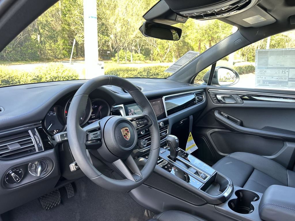 Certified 2025 Porsche Macan Turbo image 4