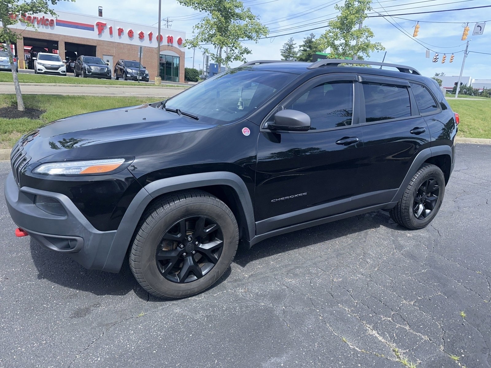 Used 2017 Jeep Cherokee Trailhawk AWD/4WD image 2