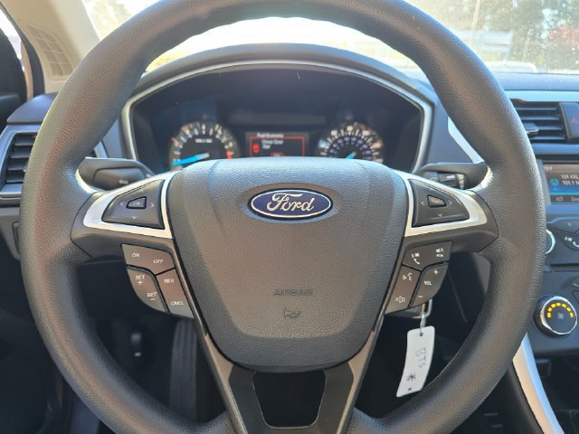 Used 2015 Ford Fusion SE FWD image 25