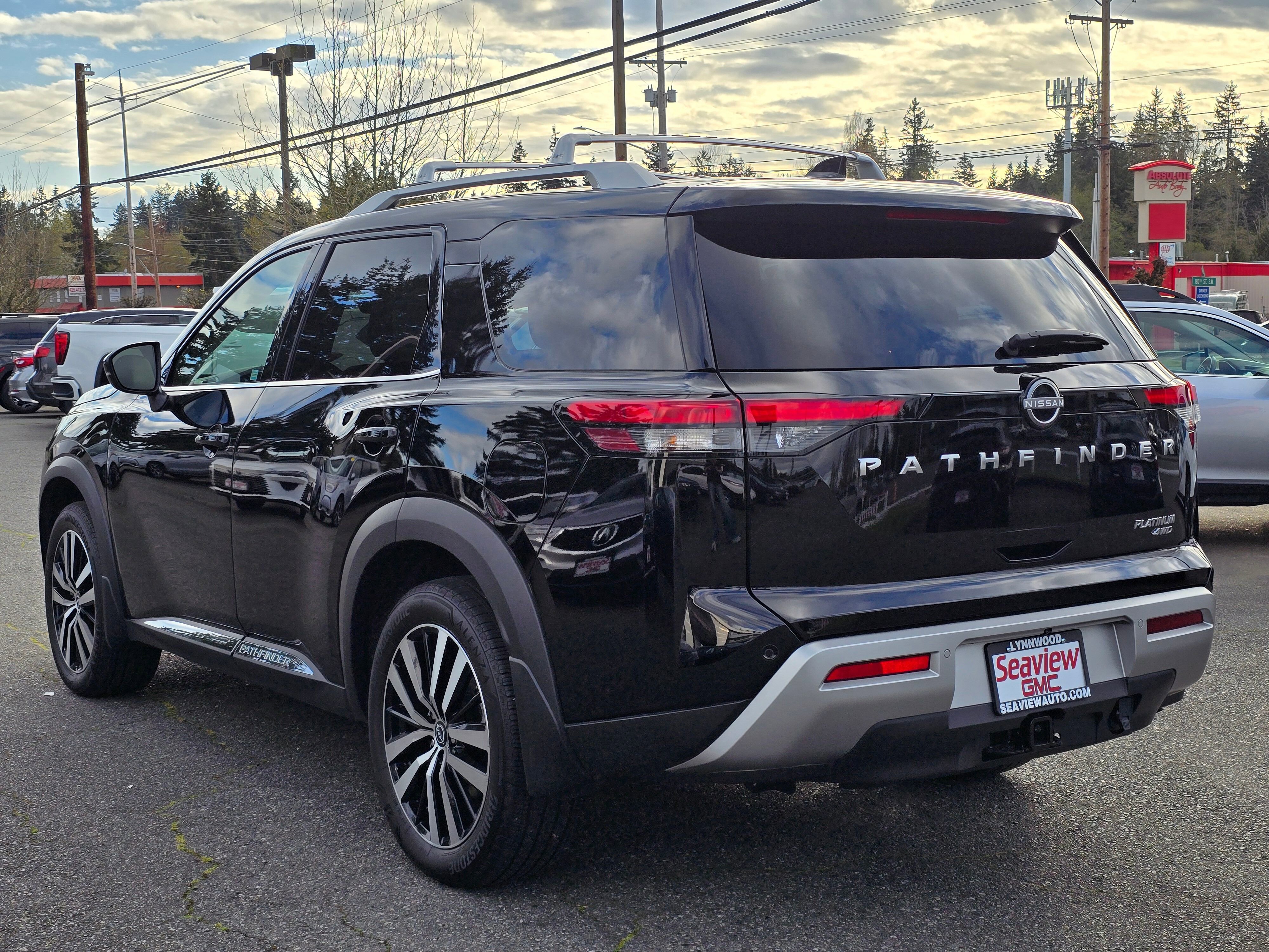 Used 2024 Nissan Pathfinder Platinum w/ Cargo Package AWD/4WD image 5