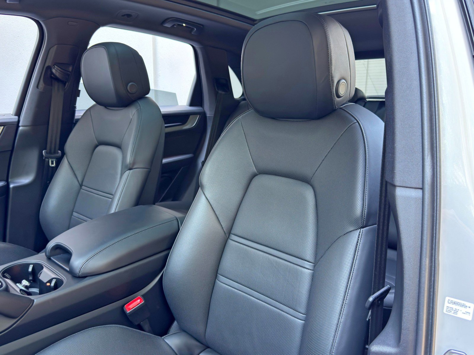 Used 2025 Porsche Cayenne w/ Premium Package Plus AWD/4WD image 41