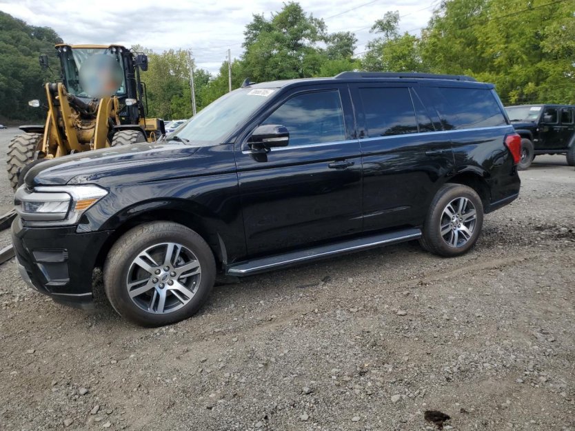Used 2023 Ford Expedition XLT image 2