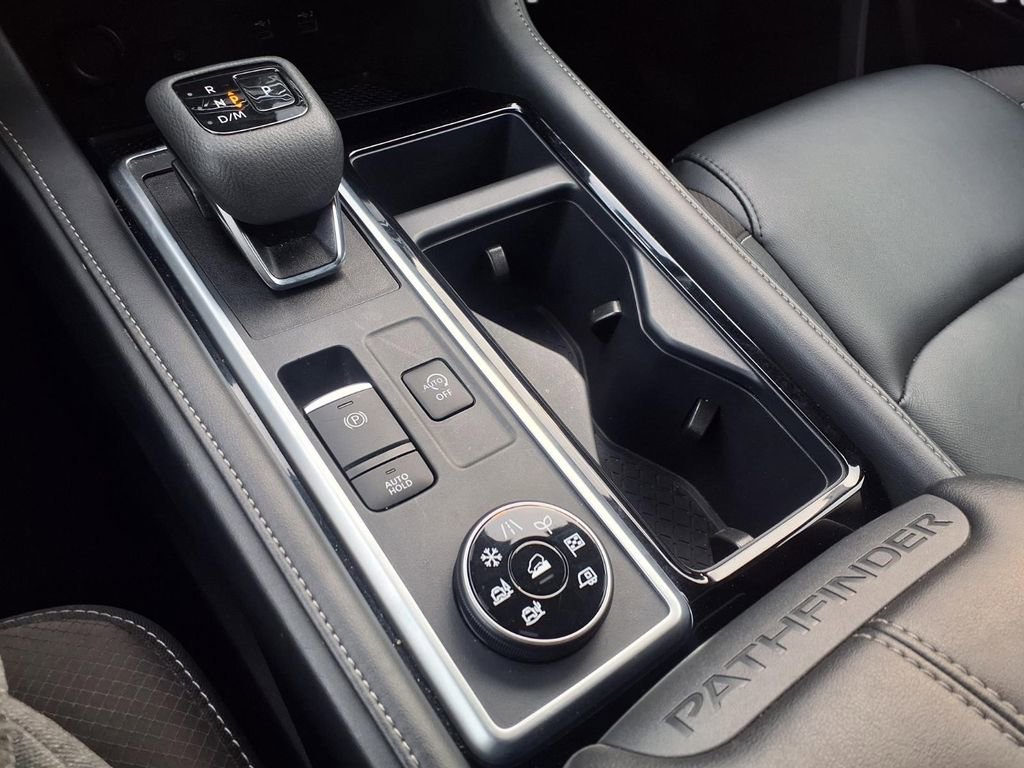 Certified 2025 Nissan Pathfinder SL image 9