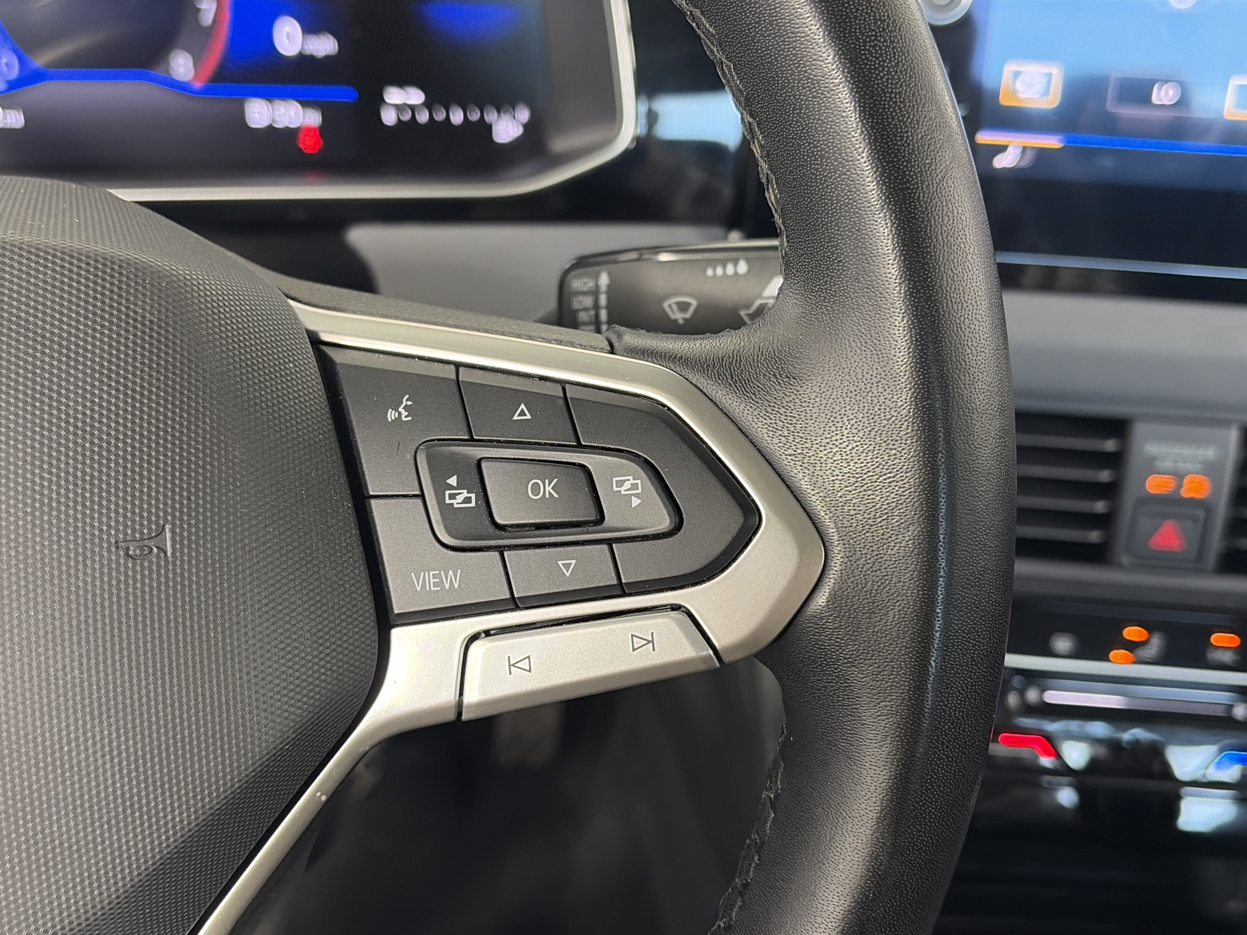 Used 2025 Volkswagen Jetta SE FWD image 31
