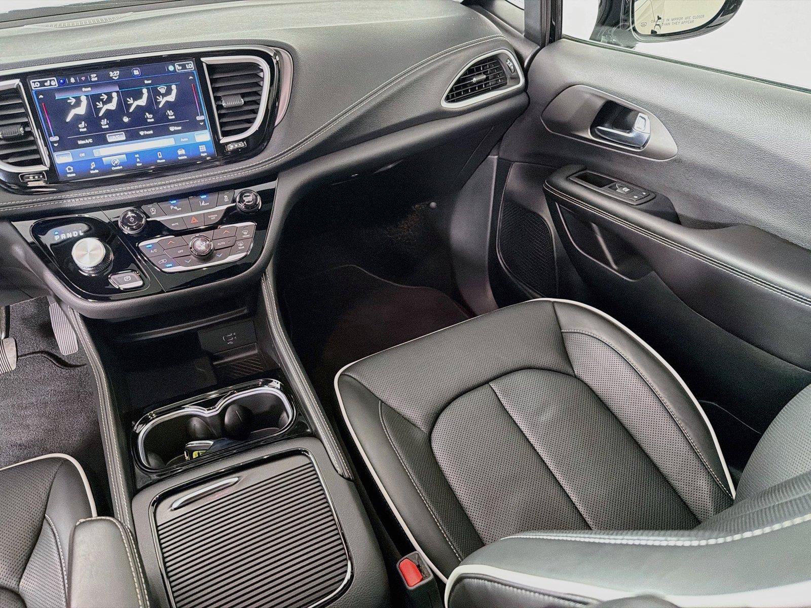 Used 2027 Chrysler Pacifica Limited FWD image 28