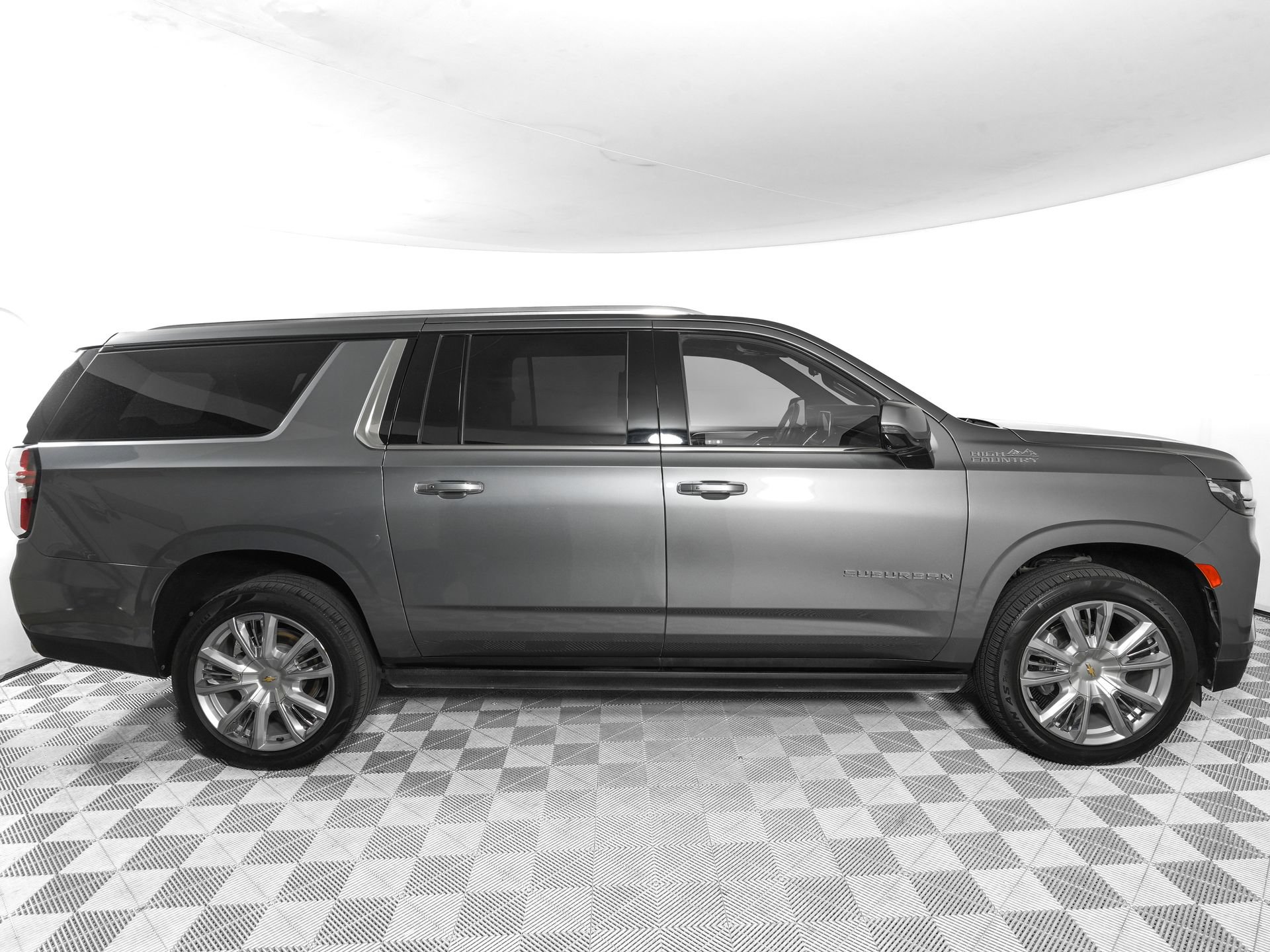 Used 2021 Chevrolet Suburban High Country AWD/4WD image 3
