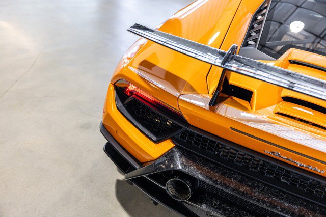 Used 2018 Lamborghini Huracan Performante AWD/4WD image 24