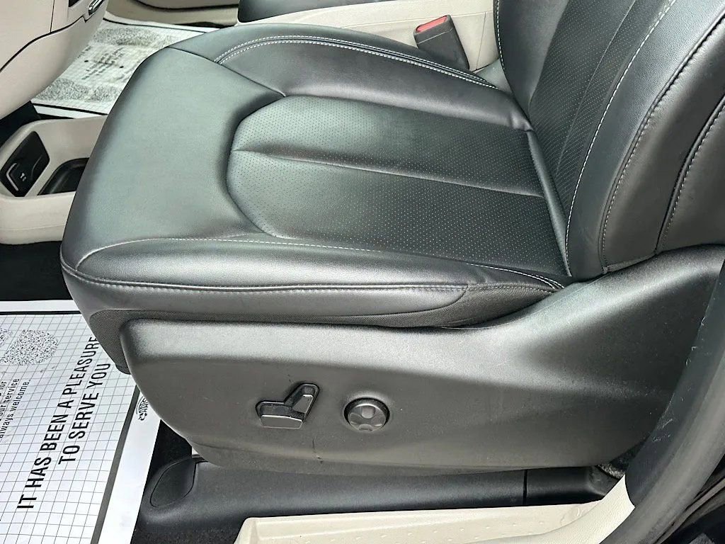 Used 2024 Chrysler Pacifica Select FWD image 15