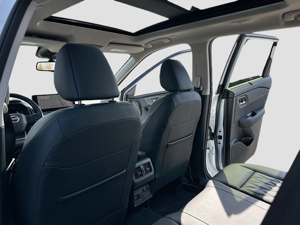 New 2026 Nissan Rogue Platinum image 6