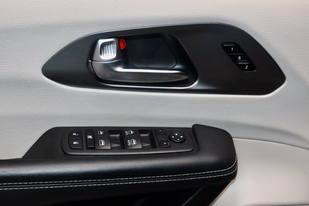 Used 2023 Chrysler Pacifica Touring-L FWD image 22