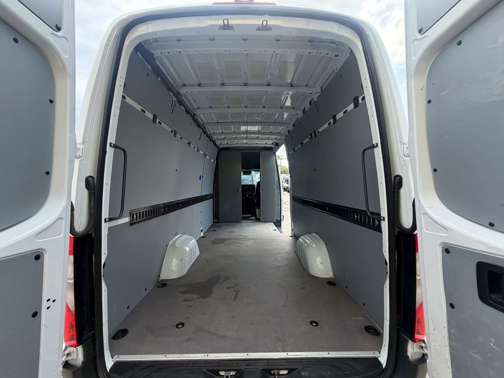 Used 2024 Mercedes-Benz Sprinter 2500 170 Extended Cargo image 6