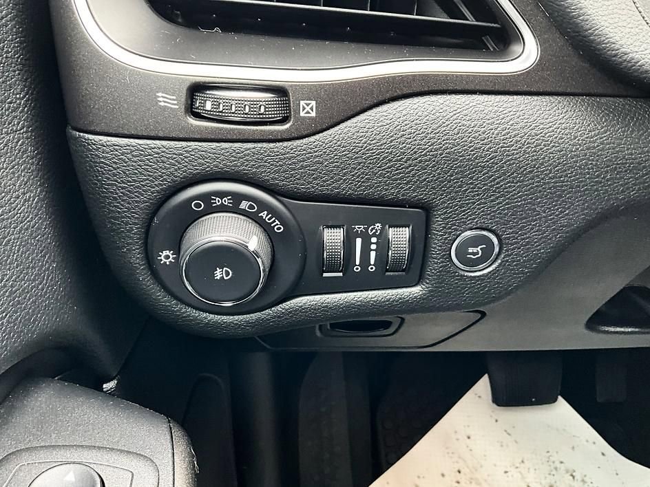 Used 2022 Jeep Cherokee Trailhawk w/ Comfort/Convenience Group image 15