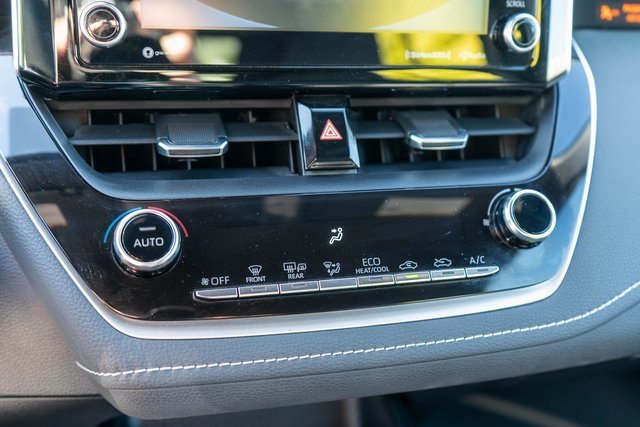 Used 2022 Toyota Corolla SE w/ SE Preferred Package image 29