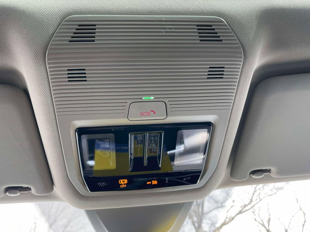 Used 2024 Volkswagen Atlas Peak Edition SE image 32