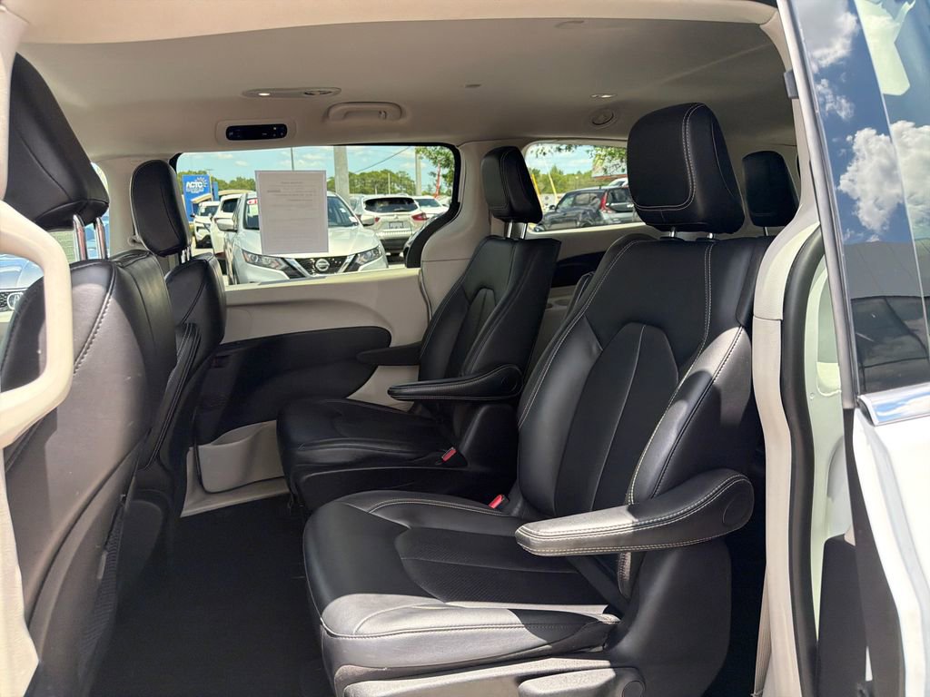 Used 2024 Chrysler Pacifica Limited FWD image 17