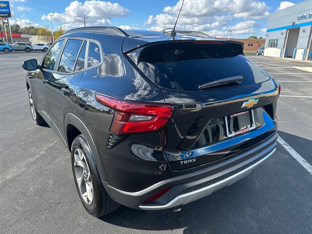 Used 2024 Chevrolet Trax LT w/ Sunroof Package image 7