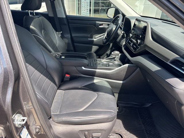 Used 2021 Toyota Highlander XLE AWD/4WD image 35