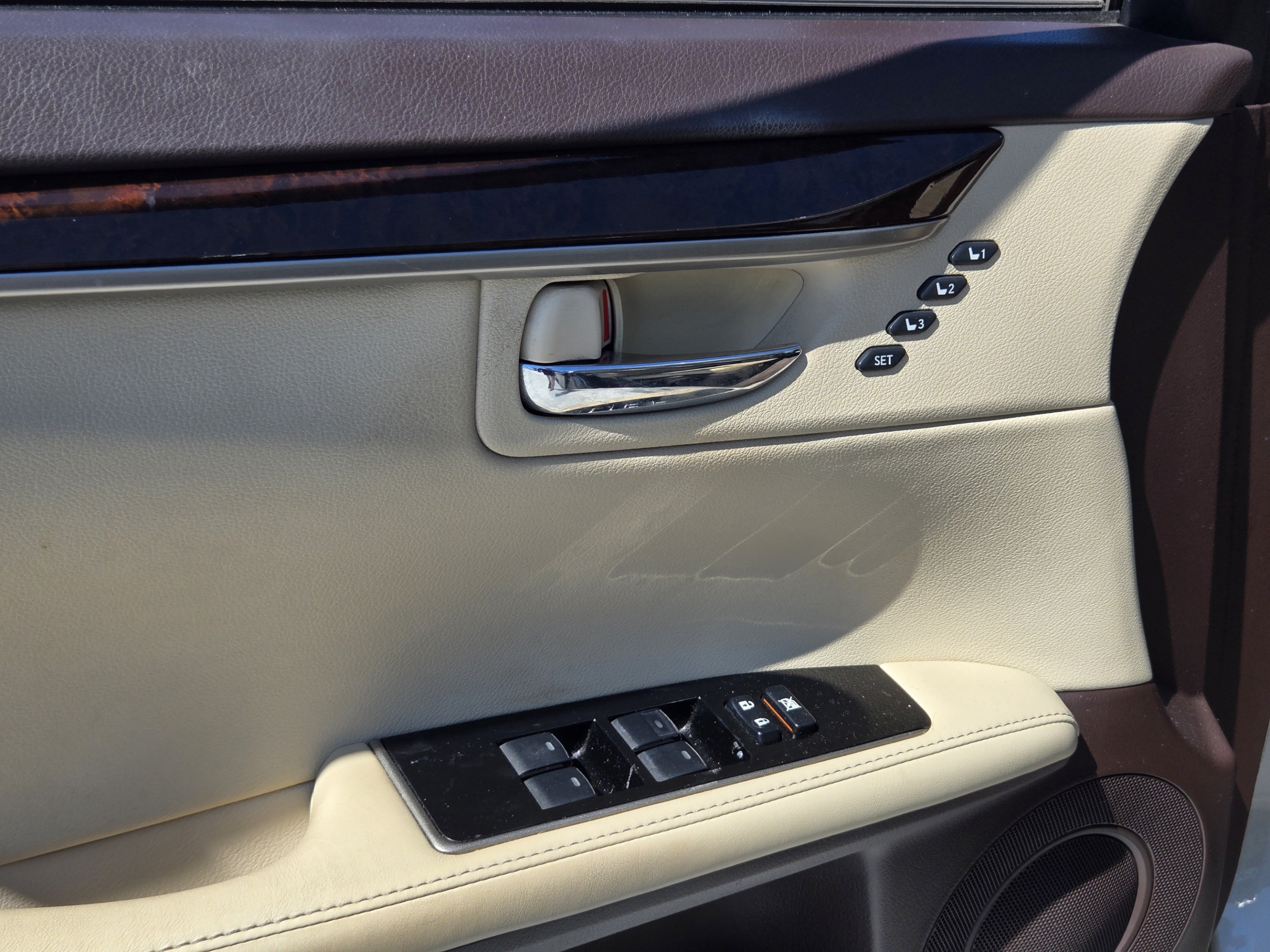 Used 2016 Lexus ES 350 w/ Premium Package w/Wood Trim FWD image 9