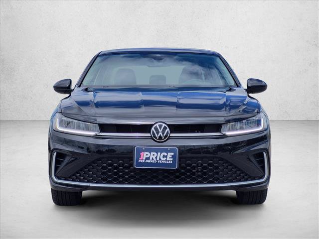 Used 2025 Volkswagen Jetta SE w/ Sunroof Package FWD image 2