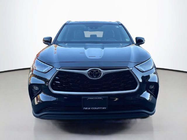 Used 2022 Toyota Highlander XLE AWD/4WD image 2