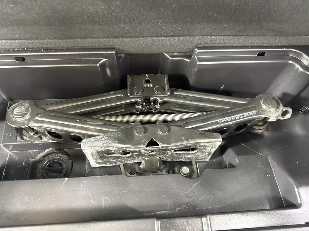 Used 2018 Ford Expedition XLT w/ Equipment Group 202A AWD/4WD image 35