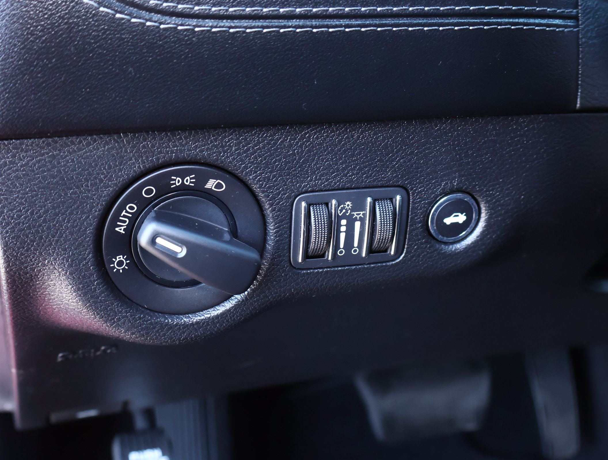 Used 2019 Dodge Charger SXT w/ Plus Group RWD image 12