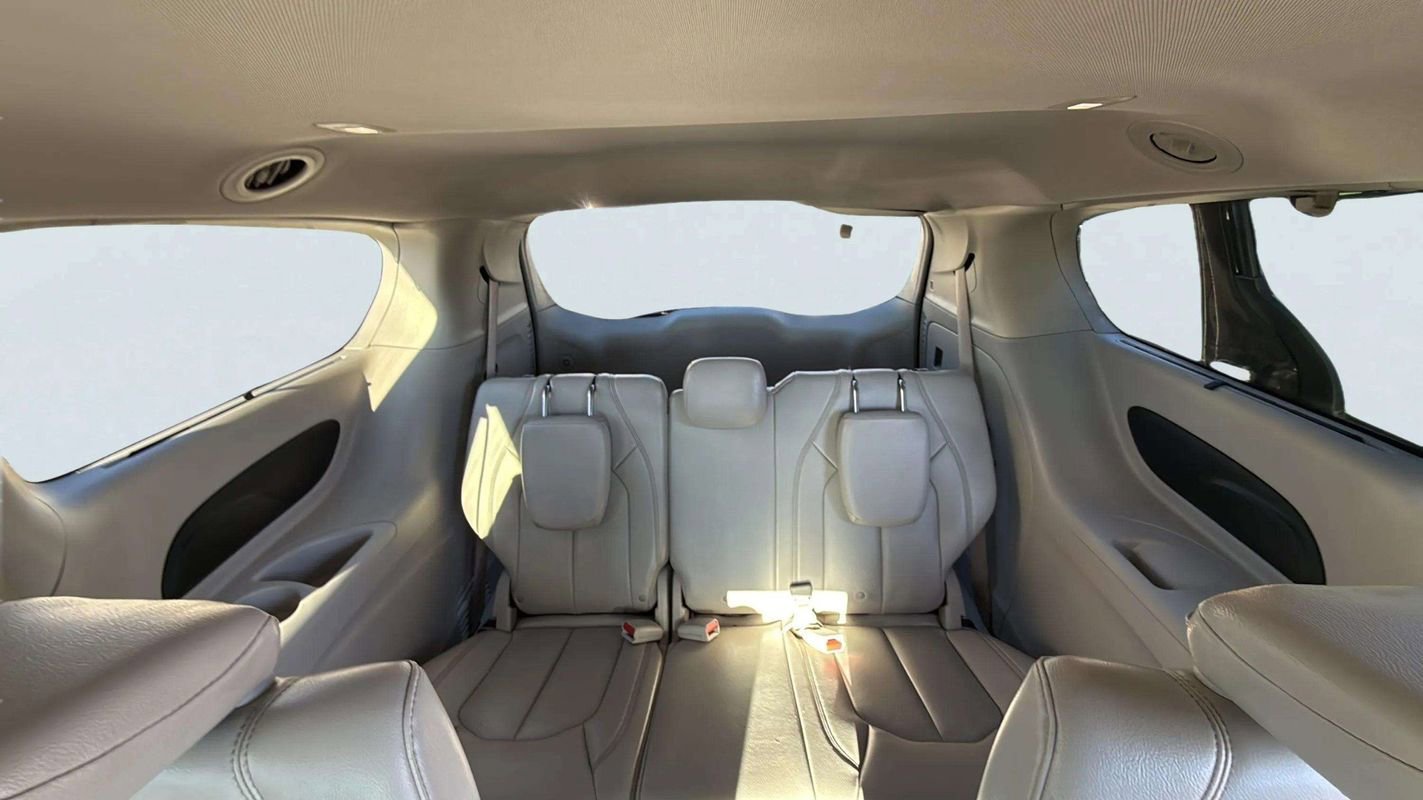 Used 2021 Chrysler Pacifica Touring-L image 16