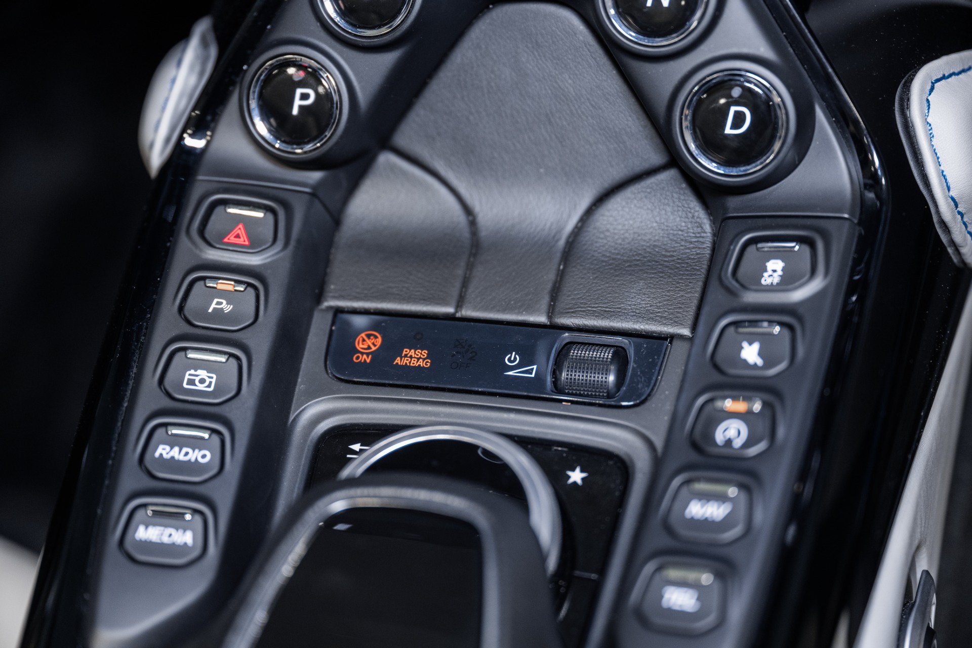 Used 2021 Aston Martin V8 Vantage Roadster RWD image 35