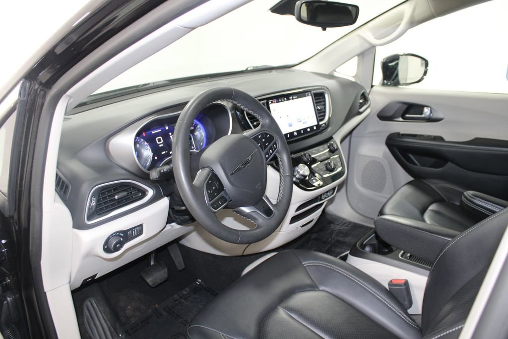 Used 2024 Chrysler Pacifica Touring-L image 22