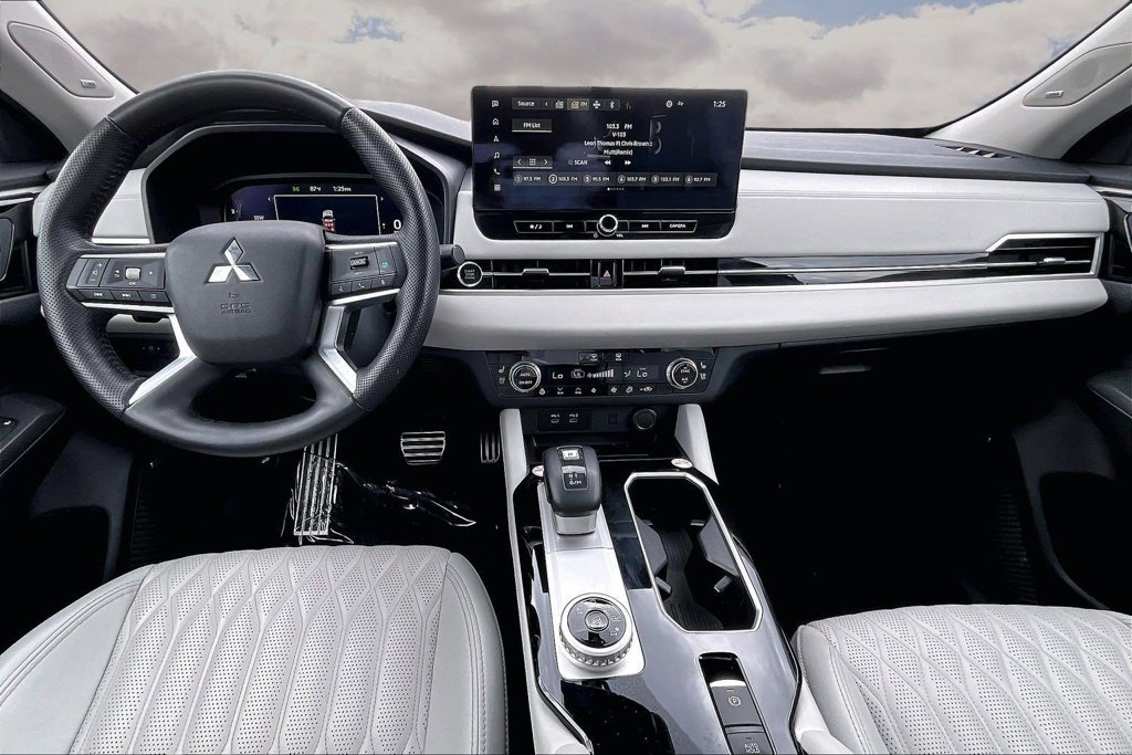 Used 2025 Mitsubishi Outlander SEL FWD image 7