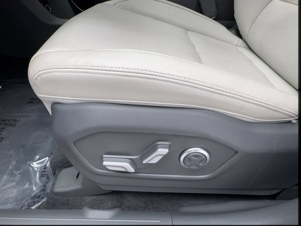 Used 2025 Hyundai Santa Fe Limited FWD image 21