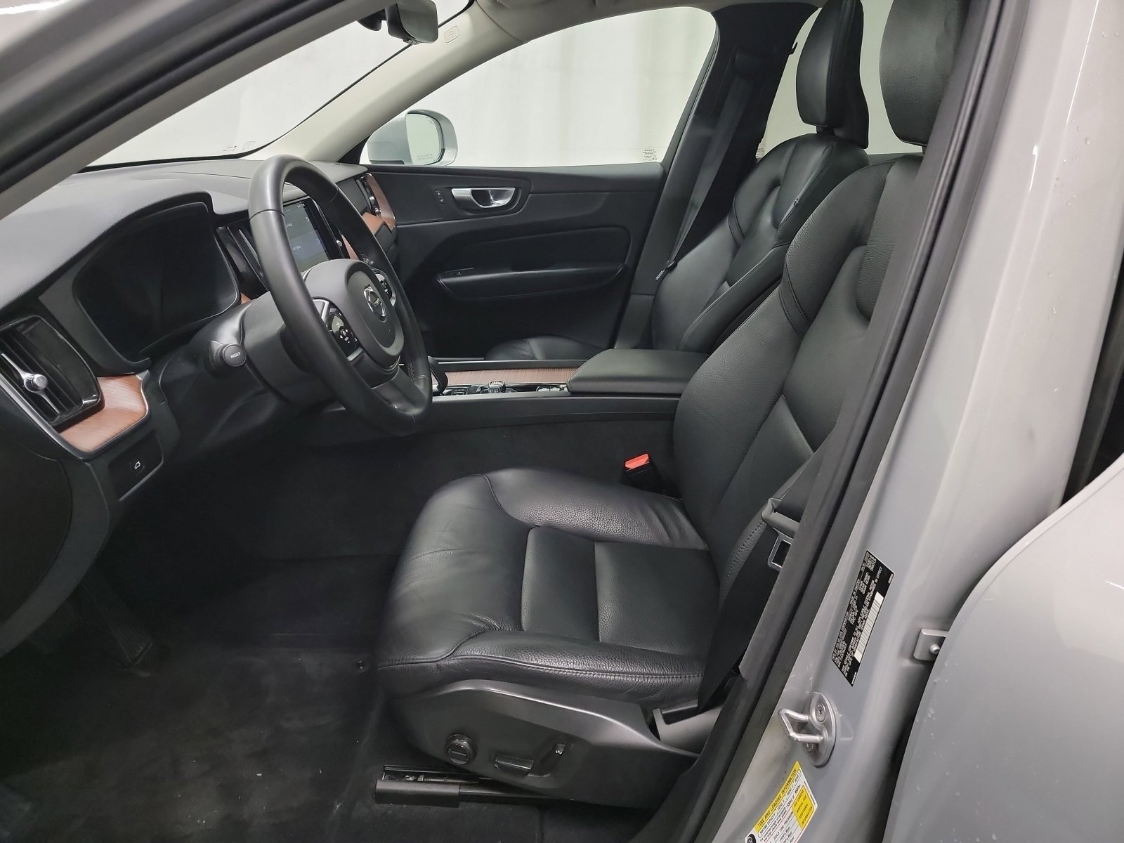 Used 2023 Volvo XC60 B5 Plus image 12