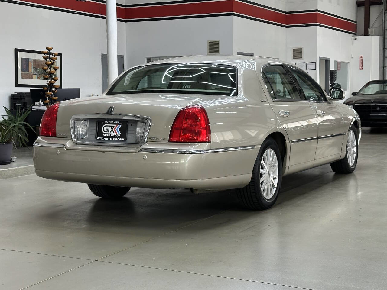 Used 2004 Lincoln Town Car Executive image 2