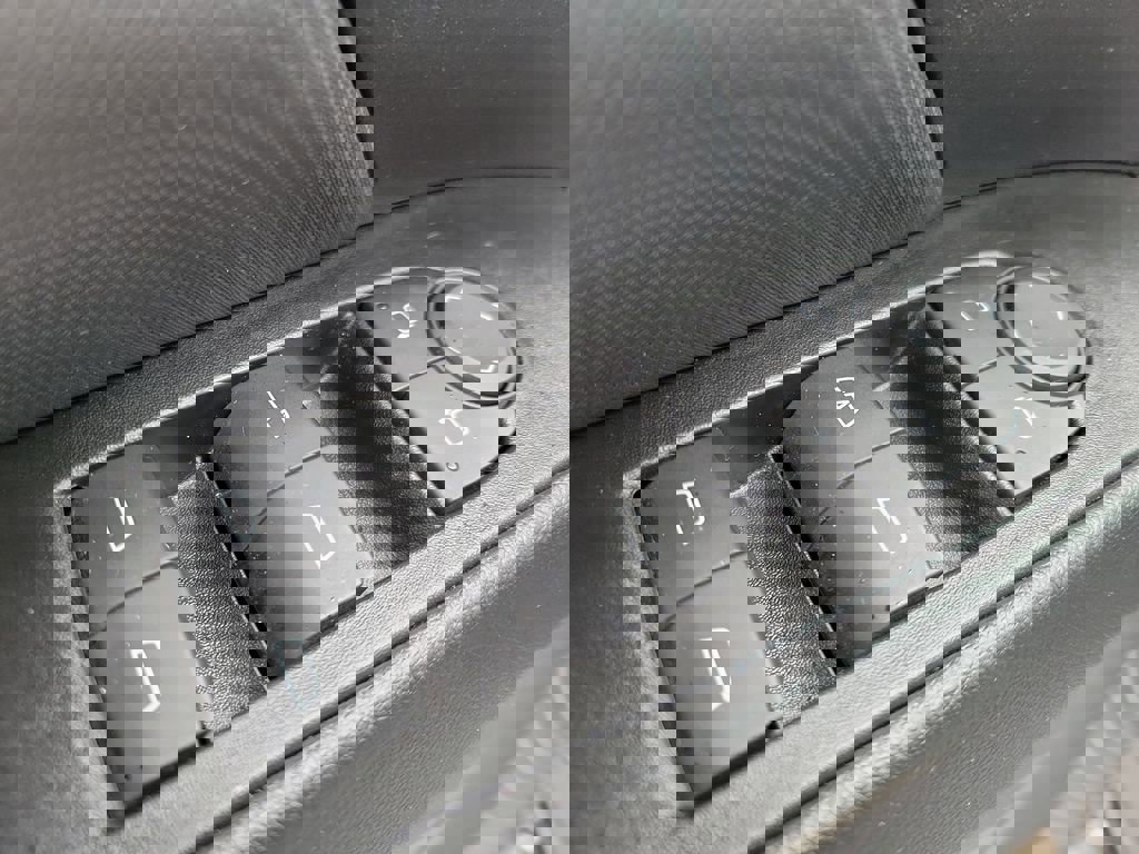 Certified 2024 Chevrolet Equinox EV RS FWD image 18