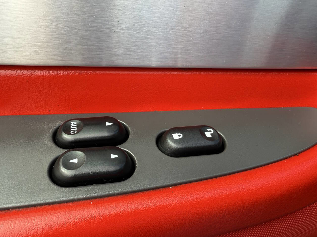 Used 2002 Ford Thunderbird Deluxe image 25