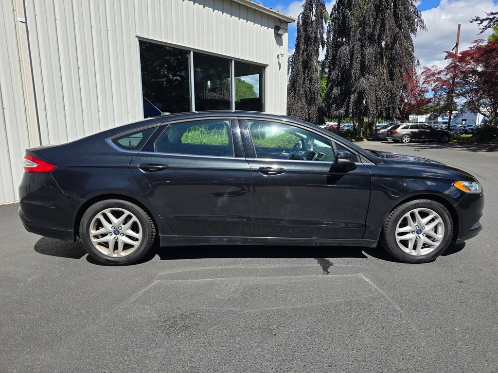 Used 2015 Ford Fusion SE FWD image 2