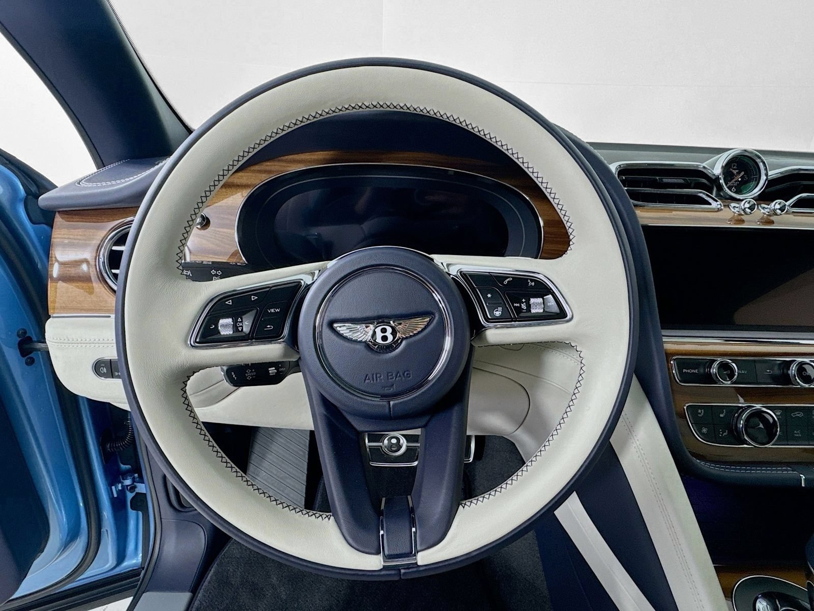 Certified 2025 Bentley Bentayga AWD/4WD image 12